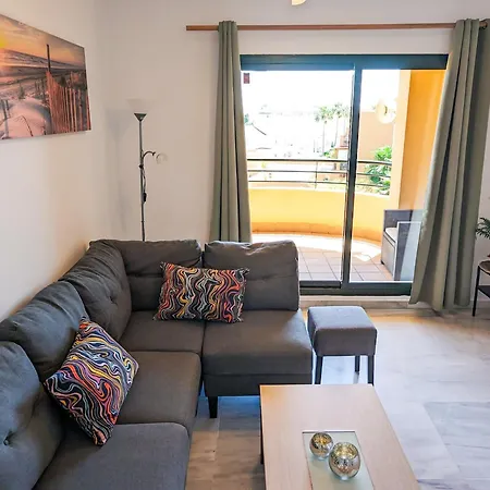 Bright & Quiet 2br Flat W/ Large Terrace & Pool דירה